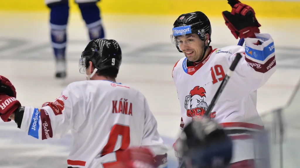 Olomoučtí hokejisté Jan Káňa a Lukáš Nahodil slaví gól
