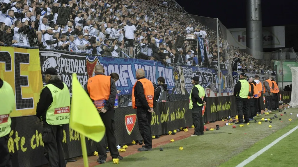 Pořadatelé před tribunou fanoušků Baníku