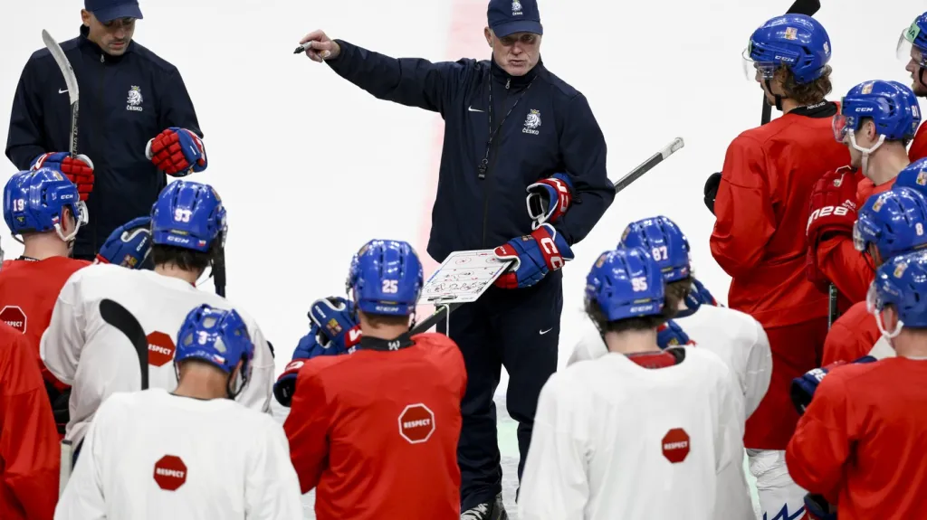 Radim Rulík promlouvá k hráčům na tréninku