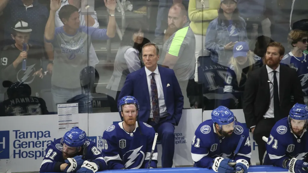 Jon Cooper (uprostřed) na lavičce Tampy