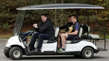 Steve Hansen a Richie McCaw si vezou na tiskovou konferenci Webb Ellis Cup