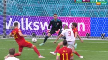 Gól v utkání Wales - Dánsko: Bratihwaith – 0:4 (90.+4 min.)