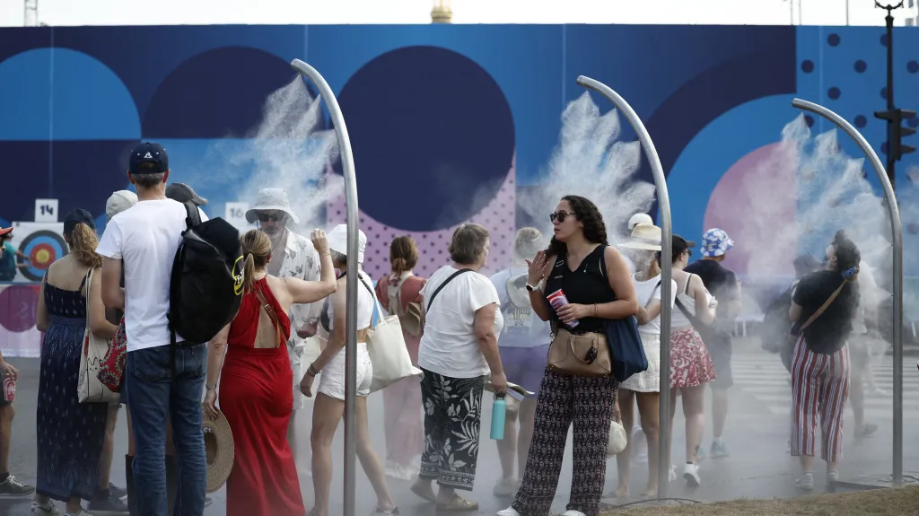 Fanoušci se v teplém počasí ochlazují