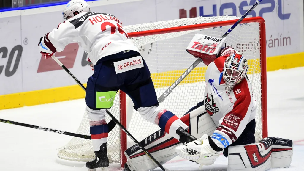 Brankář Pardubic Ondřej Kacetl v kolizi s Rhettem Hollandem