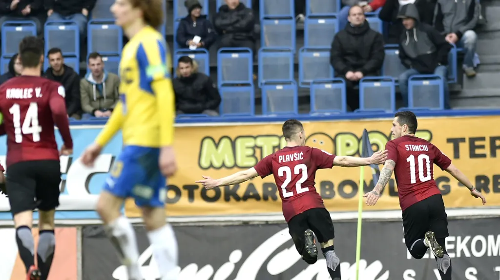 Nicolae Stanciu (vpravo) slaví se spoluhráči ze Sparty gól v síti Teplic