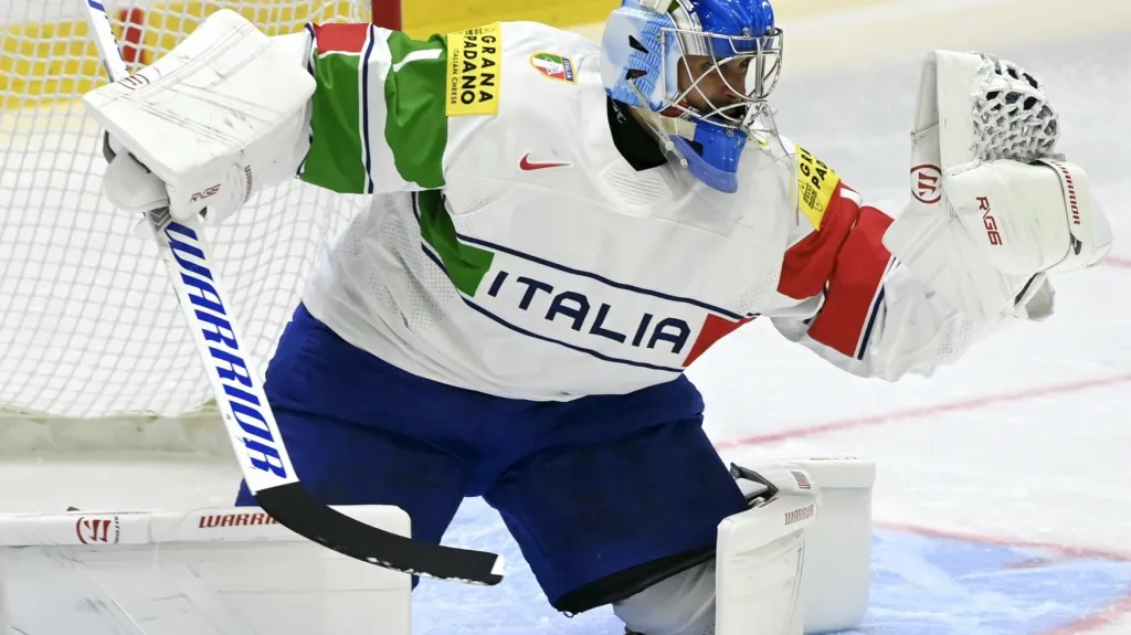 Italský brankář Andreas Bernard v akci