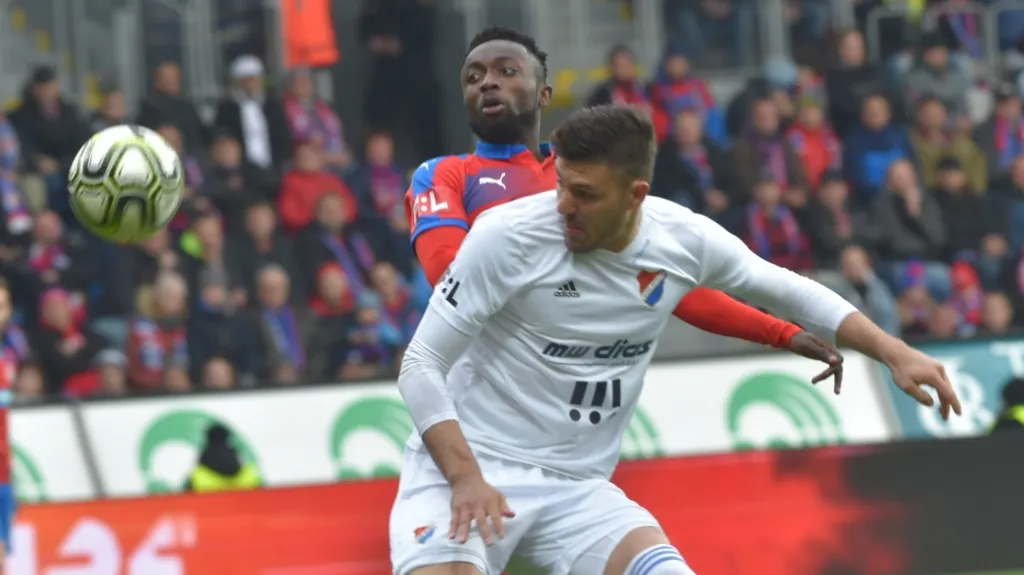 Joel Kayamba z Plzně v souboji s ostravským Stronatim