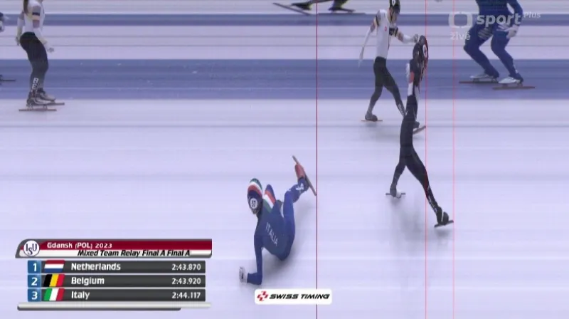 Dramatický závěr smíšené štafety na ME v short tracku