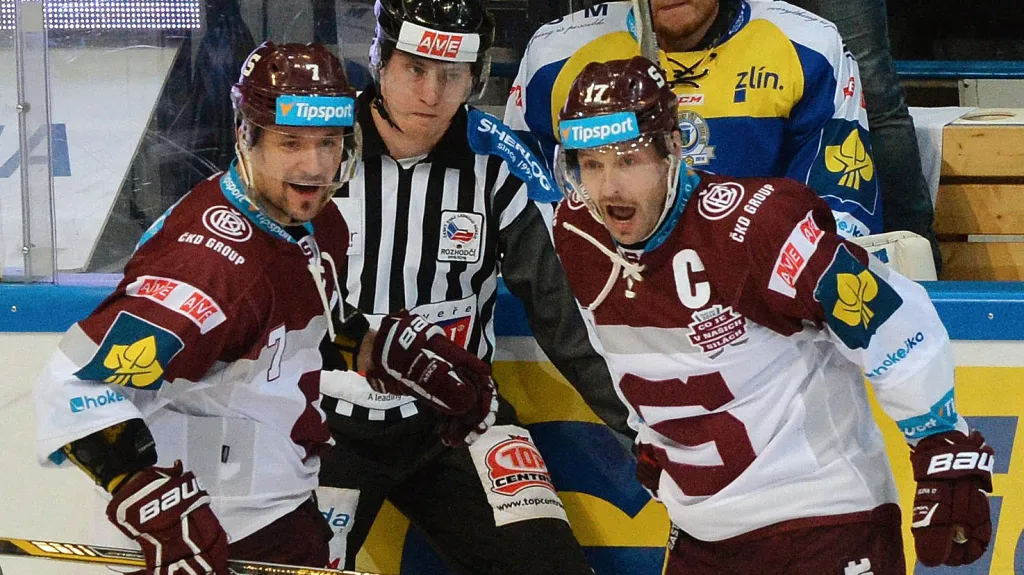 Sparťanský kapitán Jaroslav Hlinka (vpravo) se raduje z gólu v síti Zlína