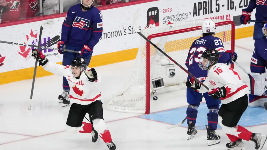 Kanaďan Logan Stankoven slaví trefu do sítě USA