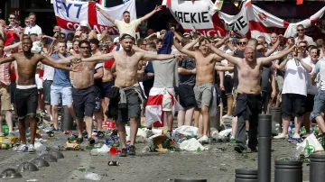 Angličtí fanoušci v ulicích Marseille