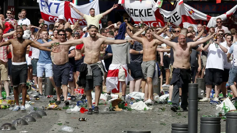 Angličtí fanoušci v ulicích Marseille