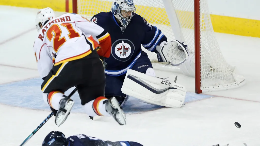 Brankář Winnipegu Ondřej Pavelec v utkání s Calgary