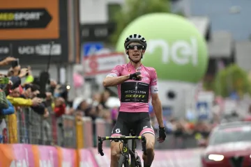 Simon Yates slaví vítězství v etapě