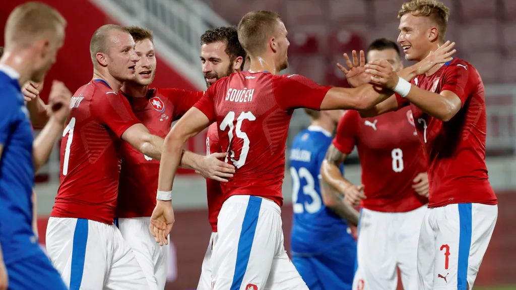 Tomáš Souček (uprostřed) se raduje z gólu se spoluhráči z reprezentace