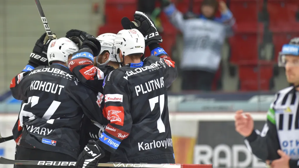 Hokejisté Karlových Varů se radují z gólu
