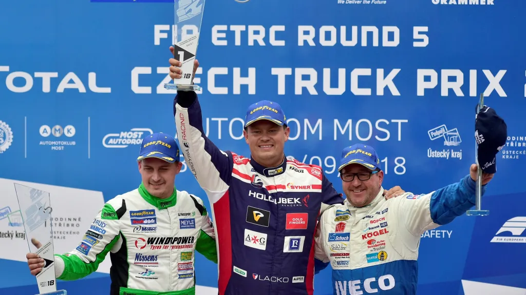 Adam Lacko (uprostřed) se raduje na Czech Truck Prix v Mostě