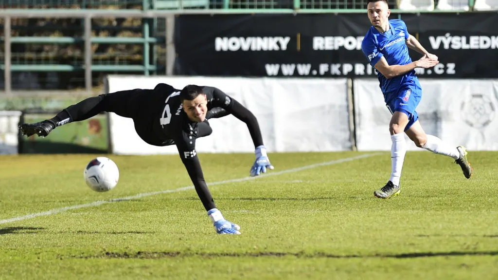 Jakub Pešek střílí na příbramskou branku