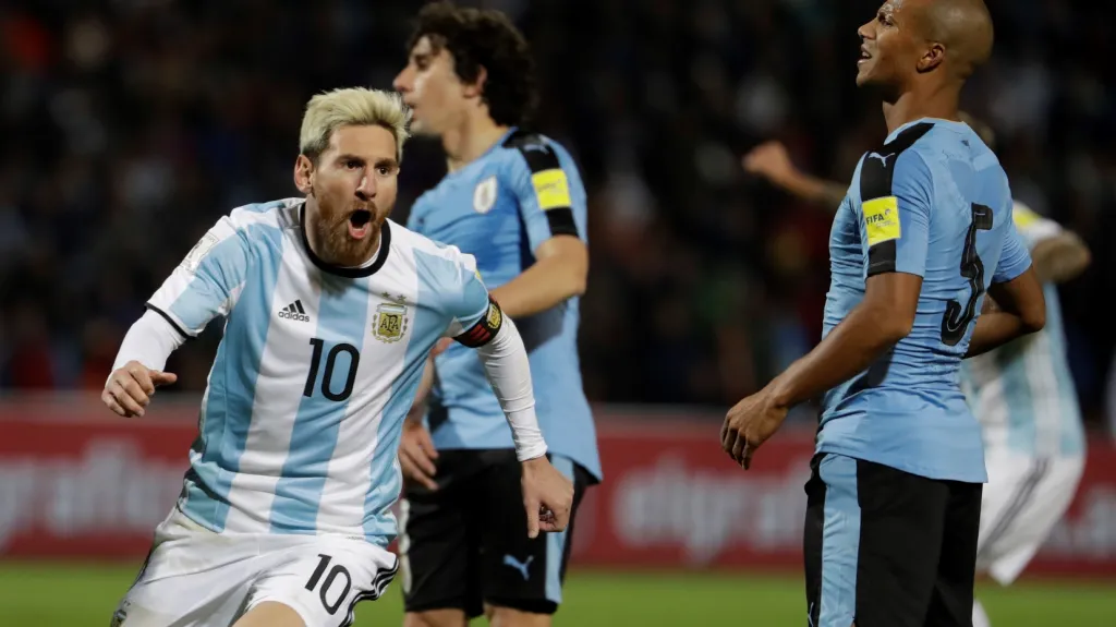 Argentinec Lionel Messi se raduje z gólu v síti Uruguaye