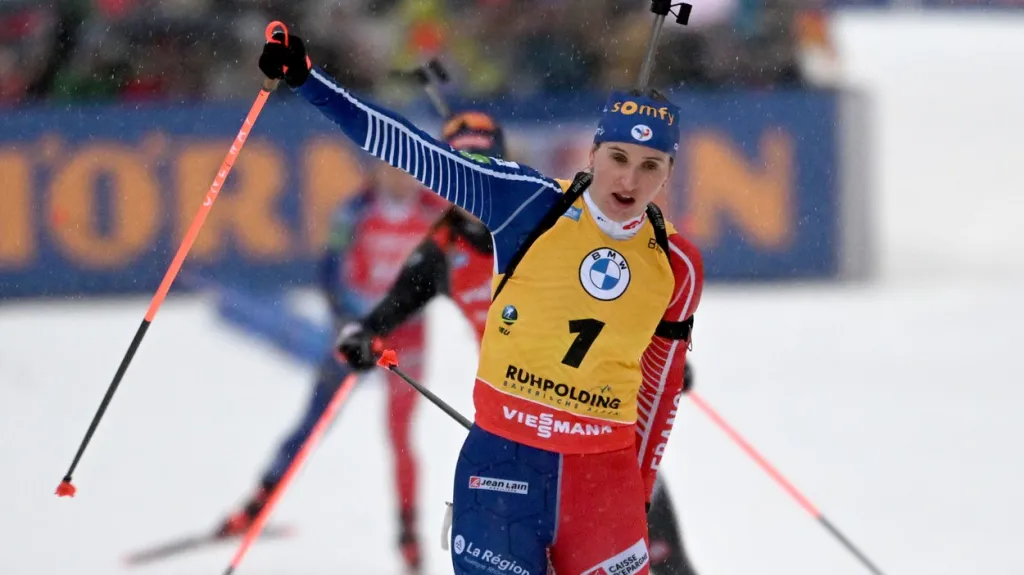 Biatlonistka Julia Simonová se raduje z vítězství