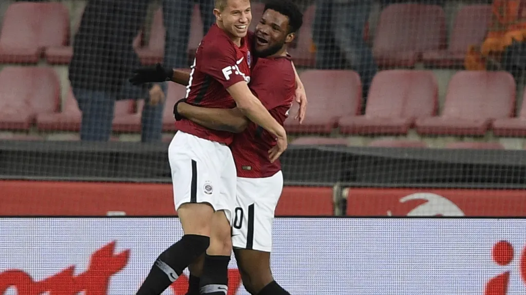 Sparťan Adam Hložek (vlevo) slaví první ligový gól s Benjaminem Tettehem