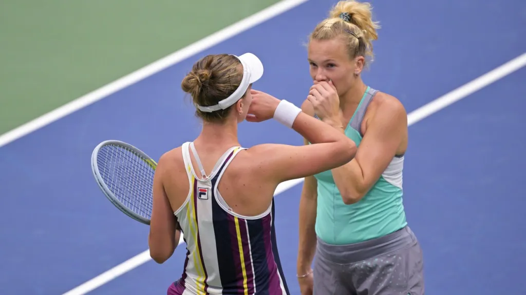 Kateřina Siniaková se radí ve finále US Open s Barborou Krejčíkovou
