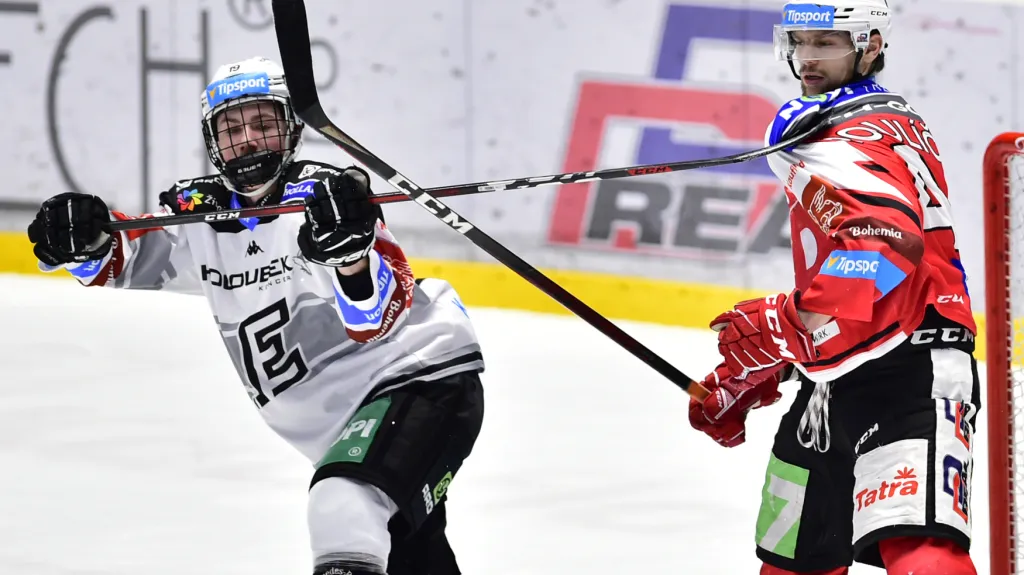 Karlovarský mladík Filip Krajčík v souboji s Patrikem Poulíčkem z Pardubic