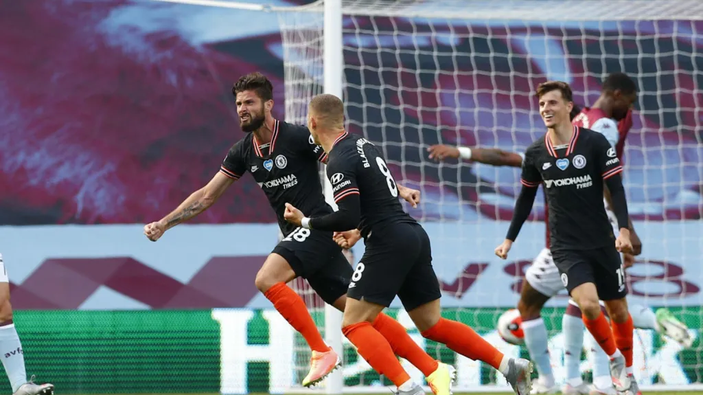 Olivier Giroud z Chelsea slaví gól v síti Aston Villy
