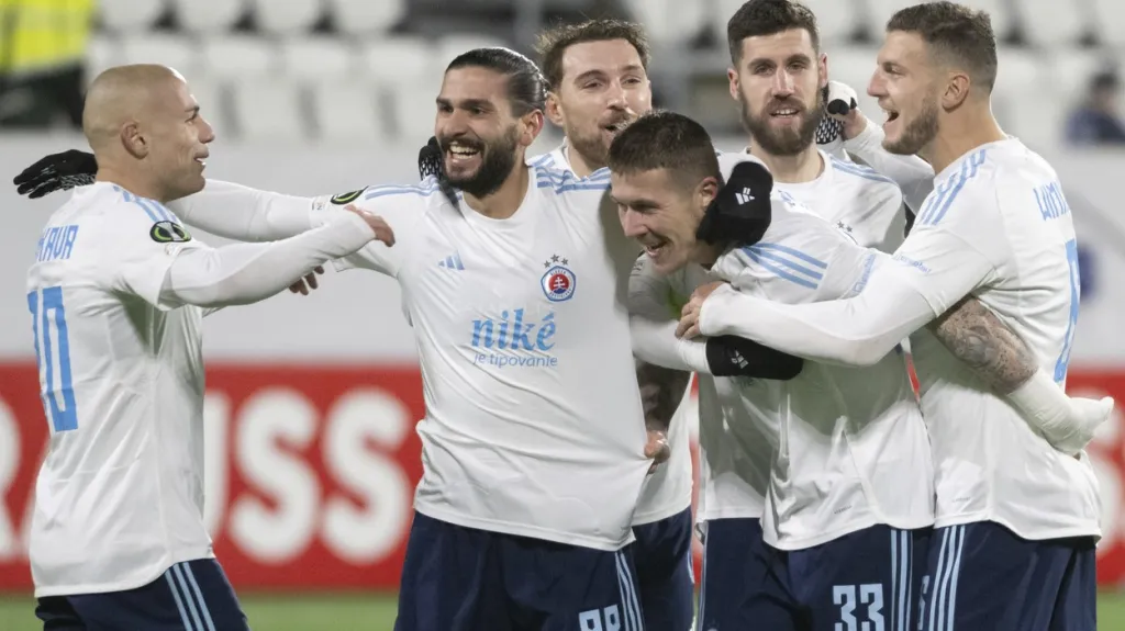 Fotbalisté Slovanu Bratislava oslavují gól v Konferenční lize