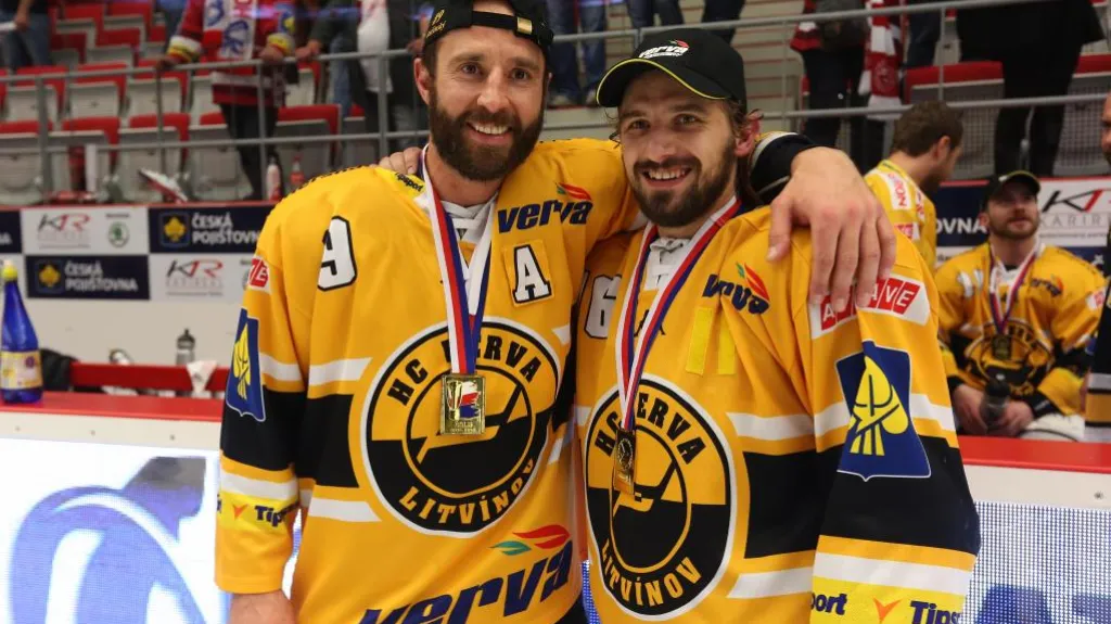 Útočníci Litvínova Martin Ručinský a František Lukeš se radují z titulu mistra extraligy