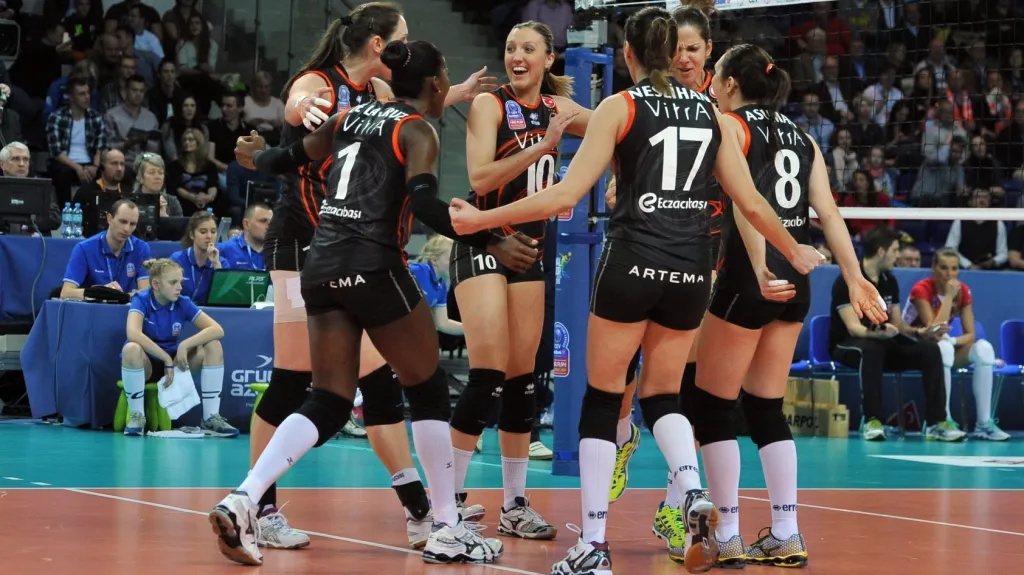 Slavící volejbalistky Eczacibasi Istanbul
