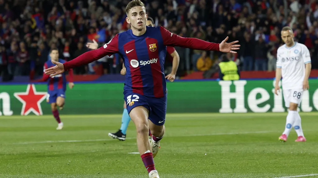 Fermín López z Barcelony oslavuje gól v Lize mistrů