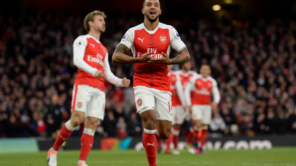 Theo Walcott slaví druhý gól Arsenalu proti Bournemouthu 