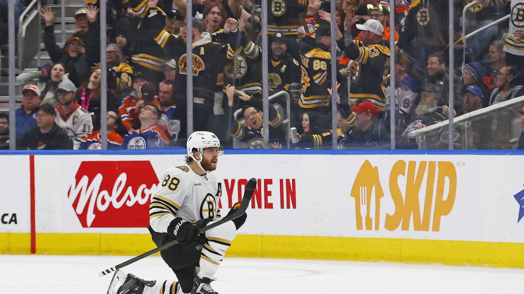 David Pastrňák z Bostonu oslavuje gól v utkání NHL