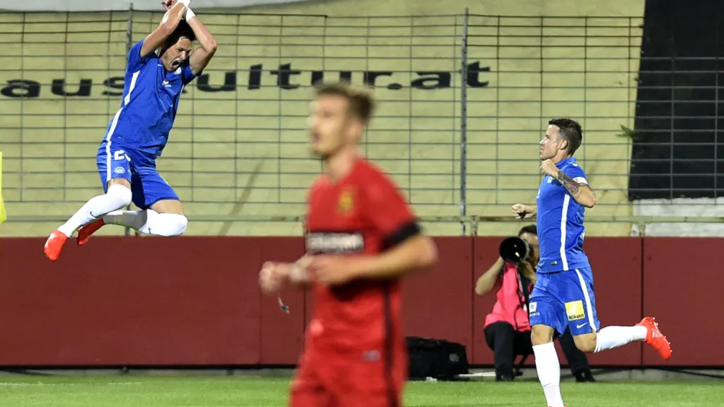 Egon Vůch (vlevo) se raduje z branky