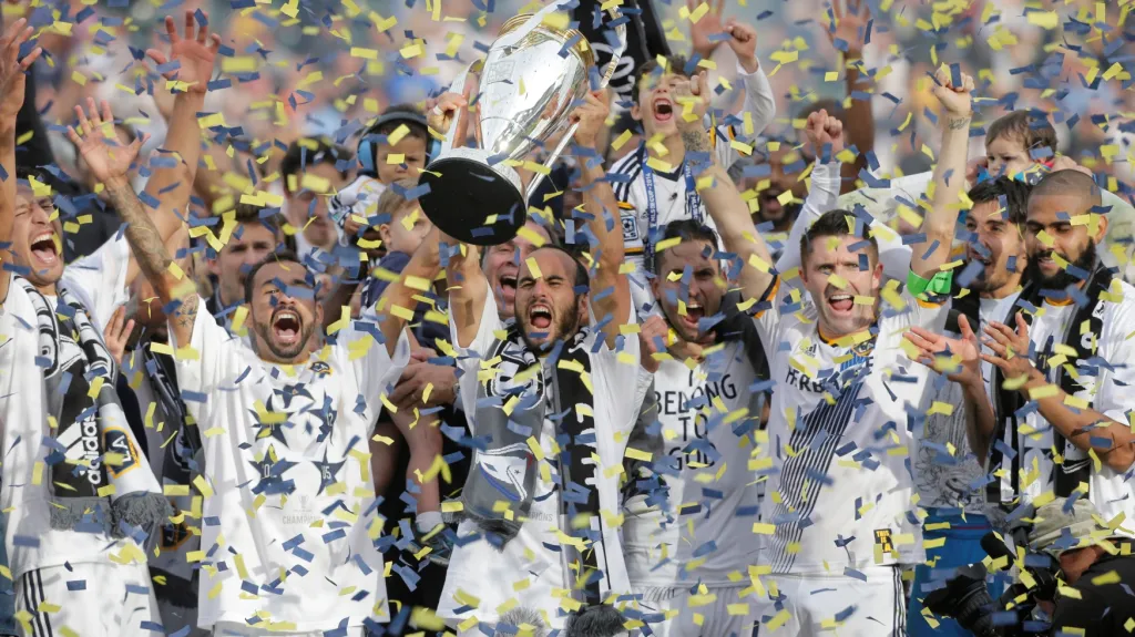 Fotbalisté LA Galaxy slaví vítězství v MLS