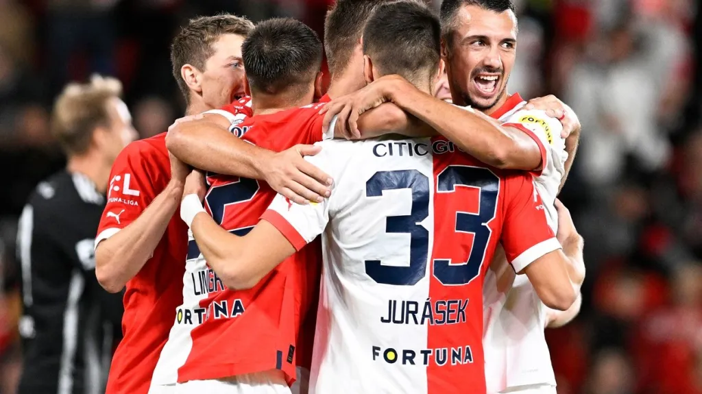 Fotbalisté Slavie oslavují gól v síti Českých Budějovic