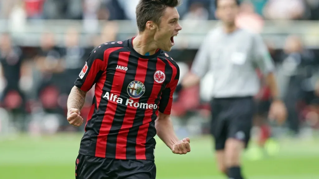 Václav Kadlec se raduje z gólu Frankfurtu