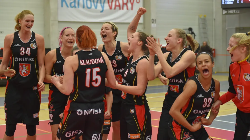 Basketbalistky Hradce Králové se radují po výhře nad Brnem