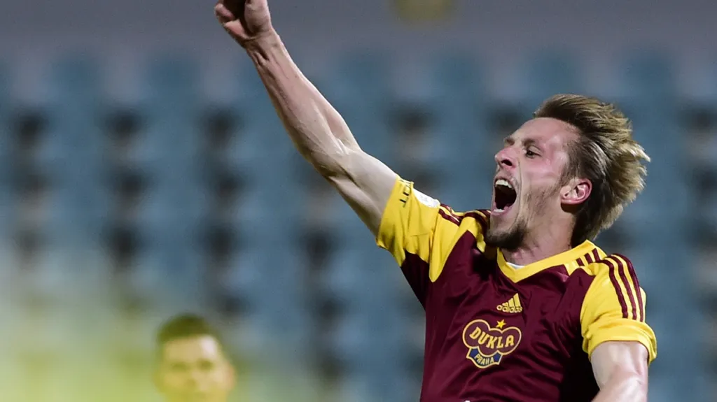 Tomáš Berger z Dukly se raduje z gólu