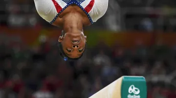 Simone Bilesová na kladině