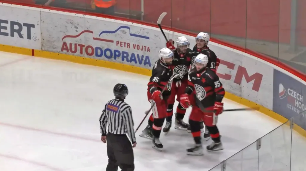 Hráči Slavie slaví gól do sítě Frýdku-Místku
