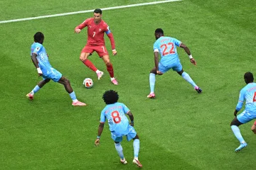 Portugalská hvězda Cristiano Ronaldo proti obraně Konga