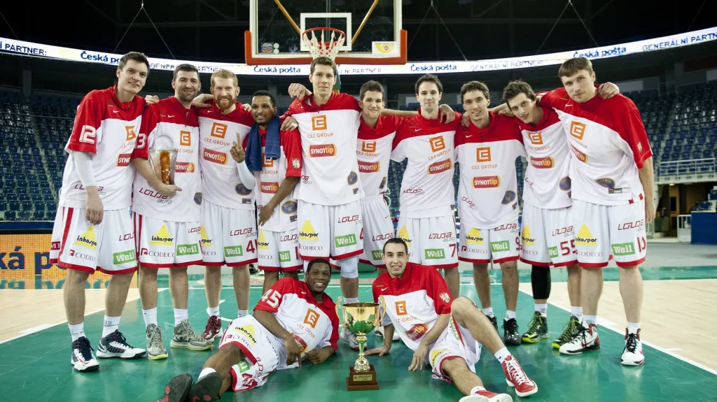 Slavící hráči Nymburku