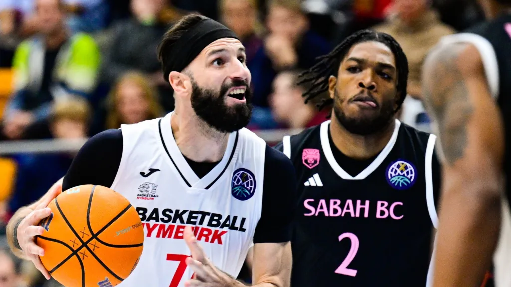 Vojtěch Hruban v utkání se Sabahem