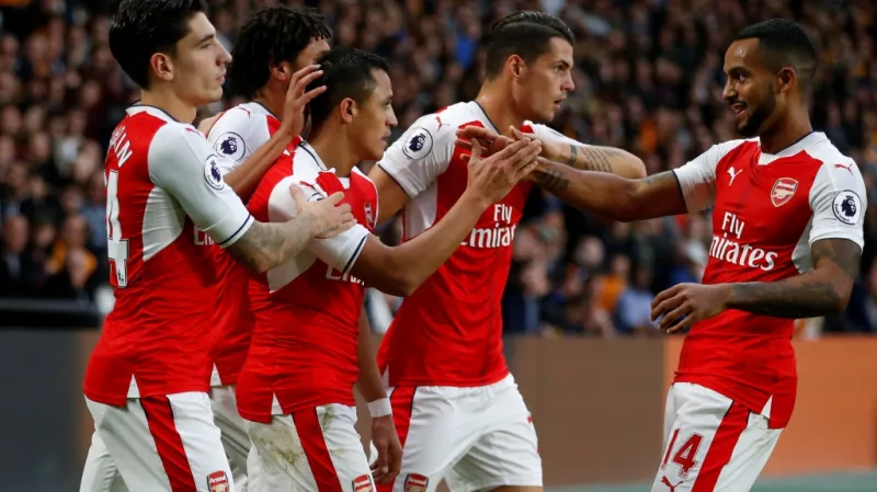 Alexis Sanchez se raduje se spoluhráči