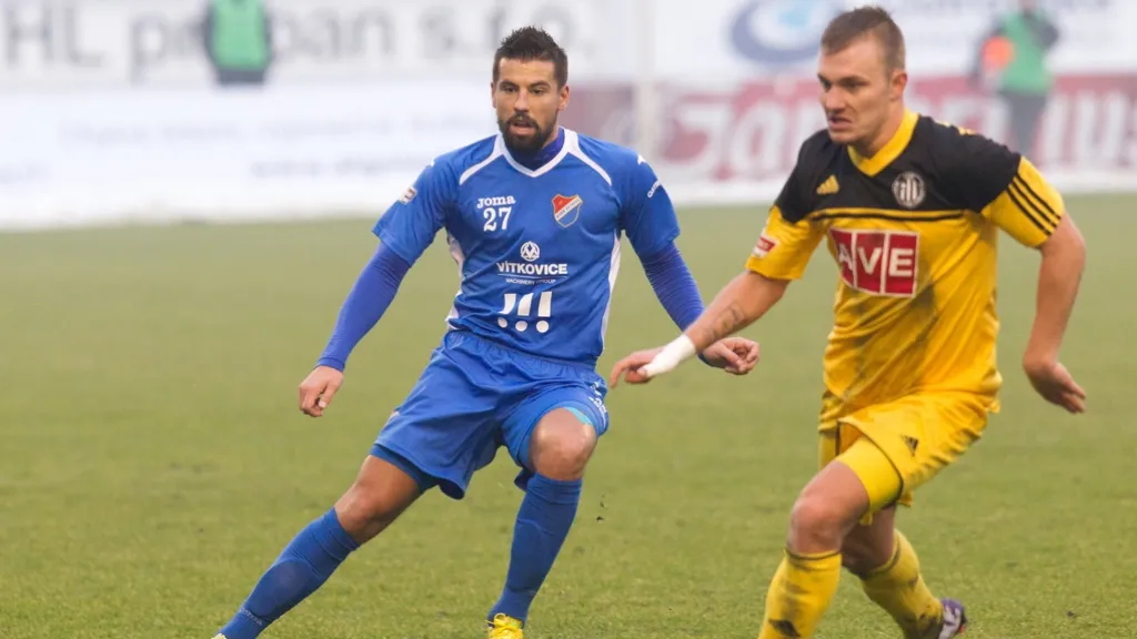 Milan Baroš v souboji s Jakubem Horou