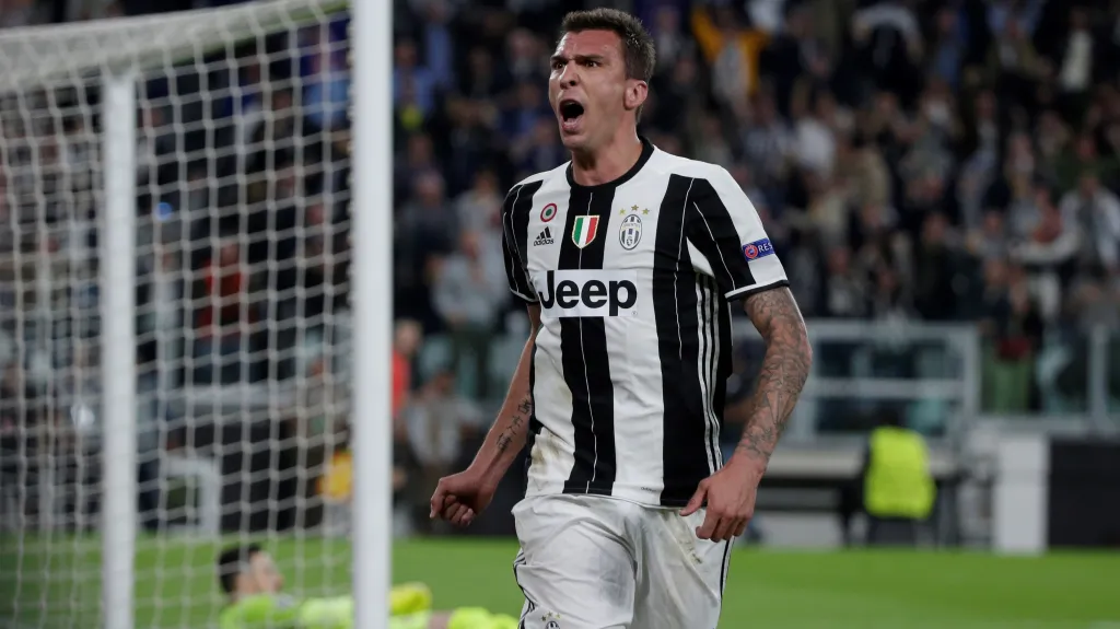 Mario Mandžukič slaví gól do sítě Monaka