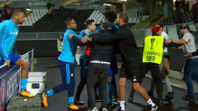 Evra nakopl fanouška Marseille a před zápasem uviděl červenou kartu
