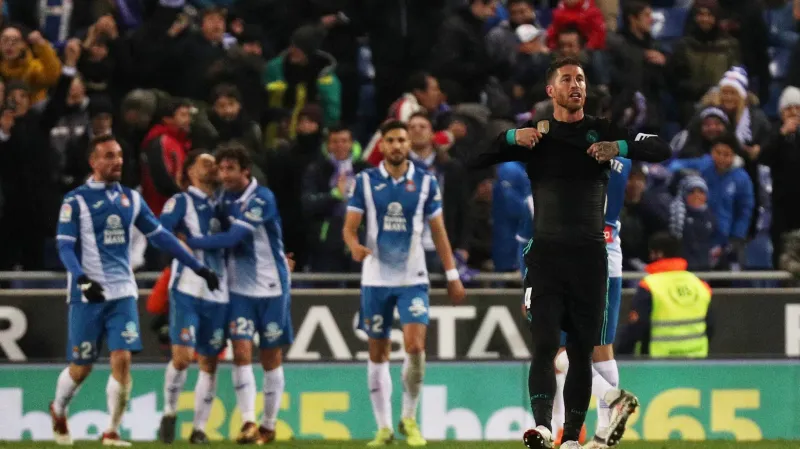 Sergio Ramos smutní, fotbalisté Espaňolu naopak slaví
